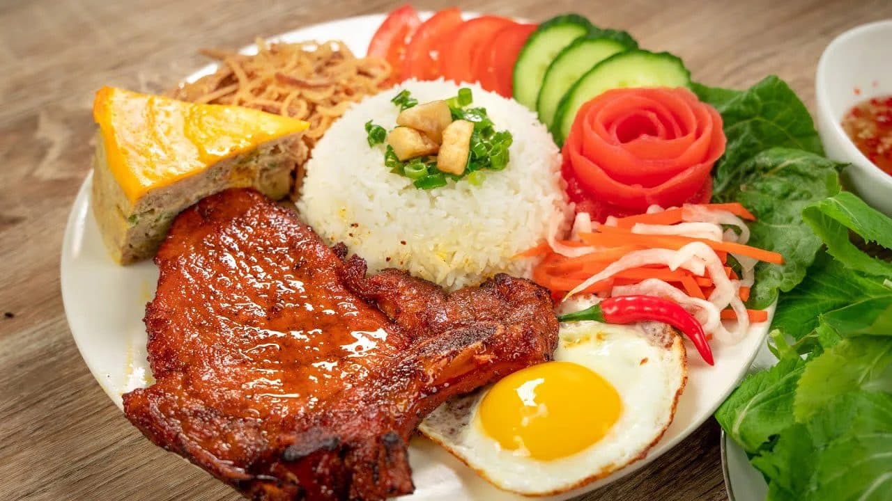 Cơm tấm Sài Gòn – Từ món ăn bình dân đến biểu tượng ẩm thực Việt