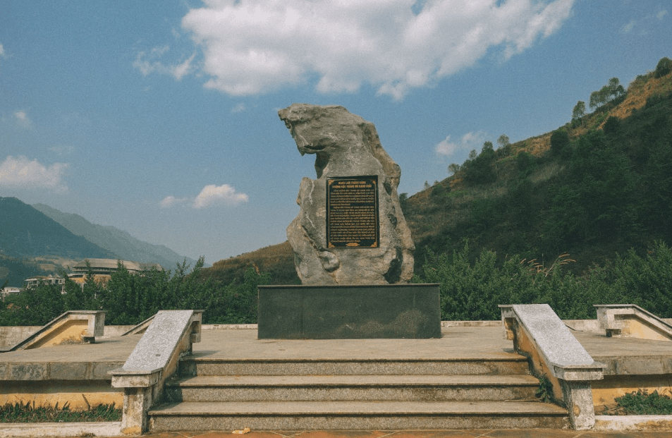 Bia vinh danh Ruộng bậc thang