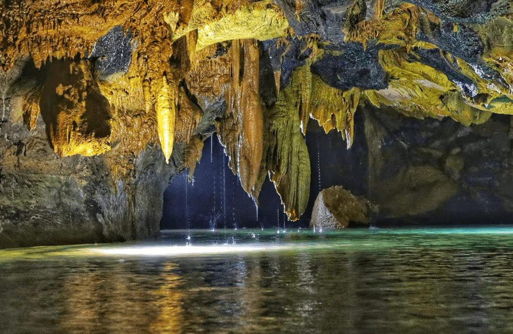 Động Hang Va (Hang Va Cave)