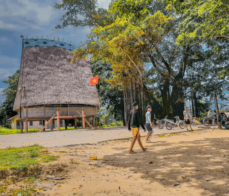 Nhà Rông Kon Rơ Wang