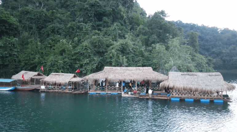 Nhà hàng Vịnh Pá Khôm