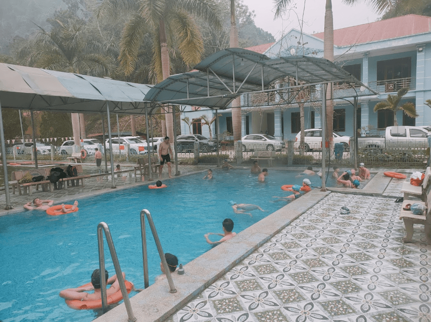Bể bơi khoáng nóng Thanh Luông