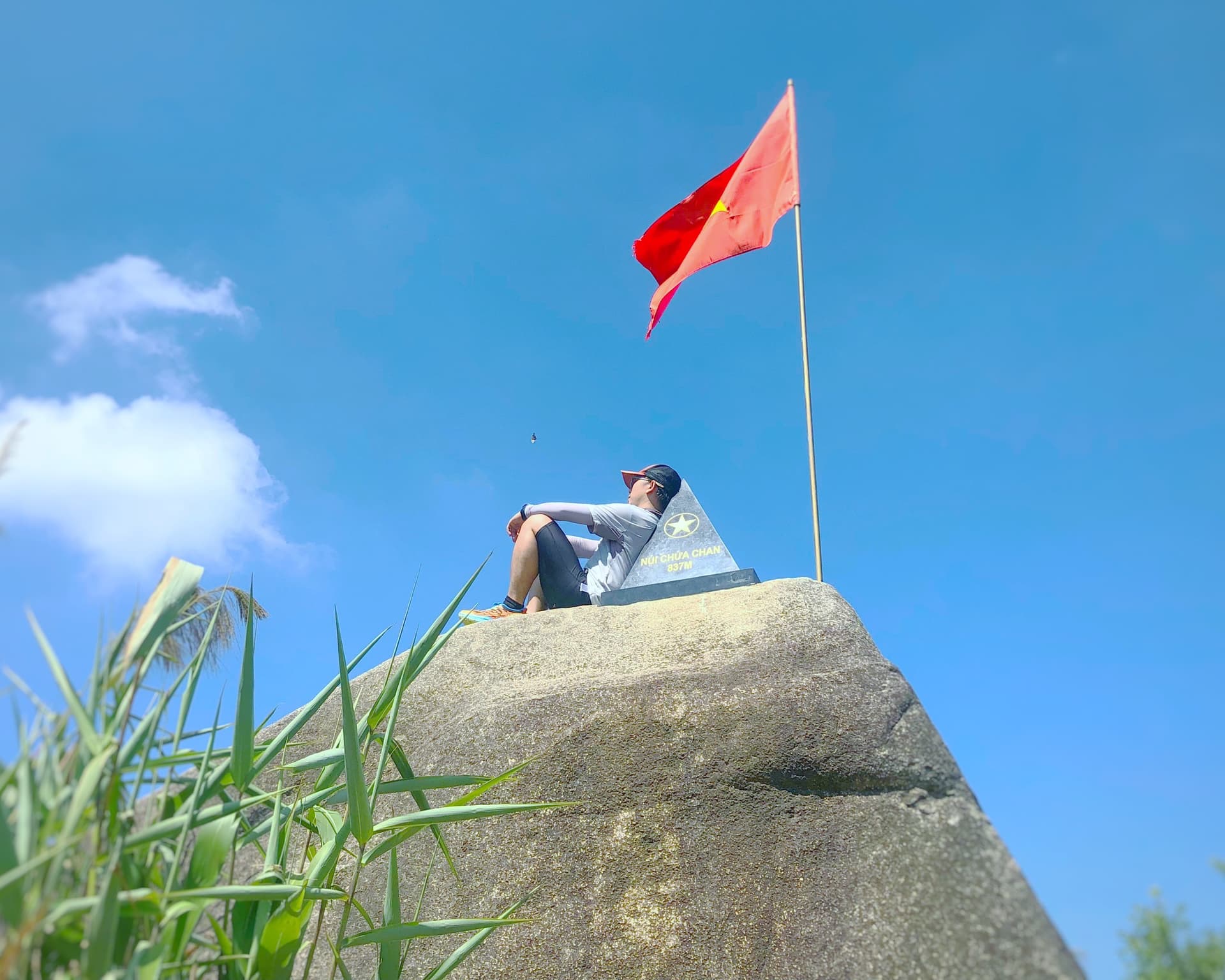 Núi Chứa Chan - Bãi Dù . Đỉnh Cột Cờ - 2km
