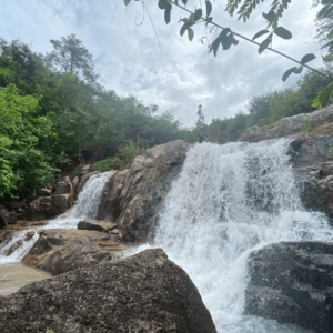 Suối Đá Hòa Bình - Kon Tum
