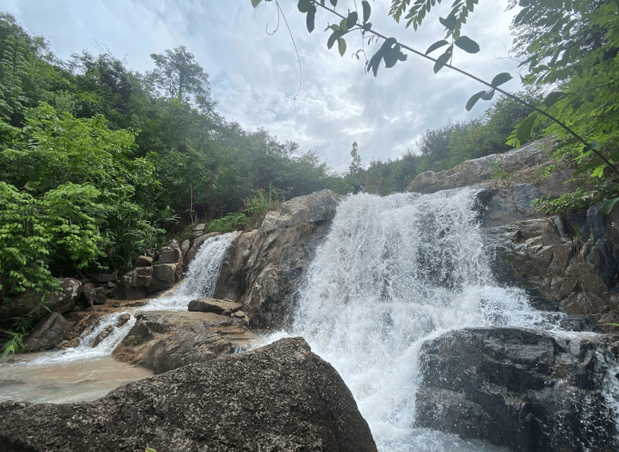 Suối Đá Hòa Bình - Kon Tum