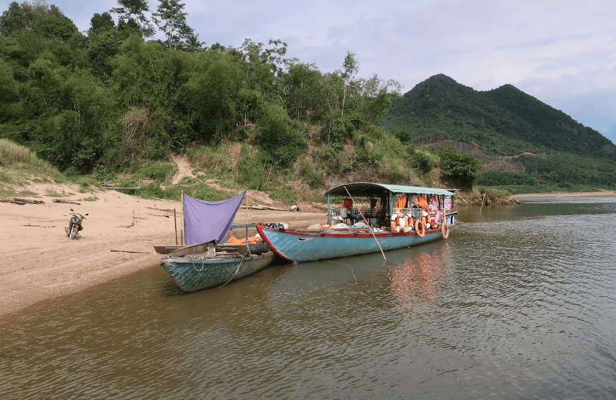Bến đò đi Hòn Kẽm Đá Dừng
