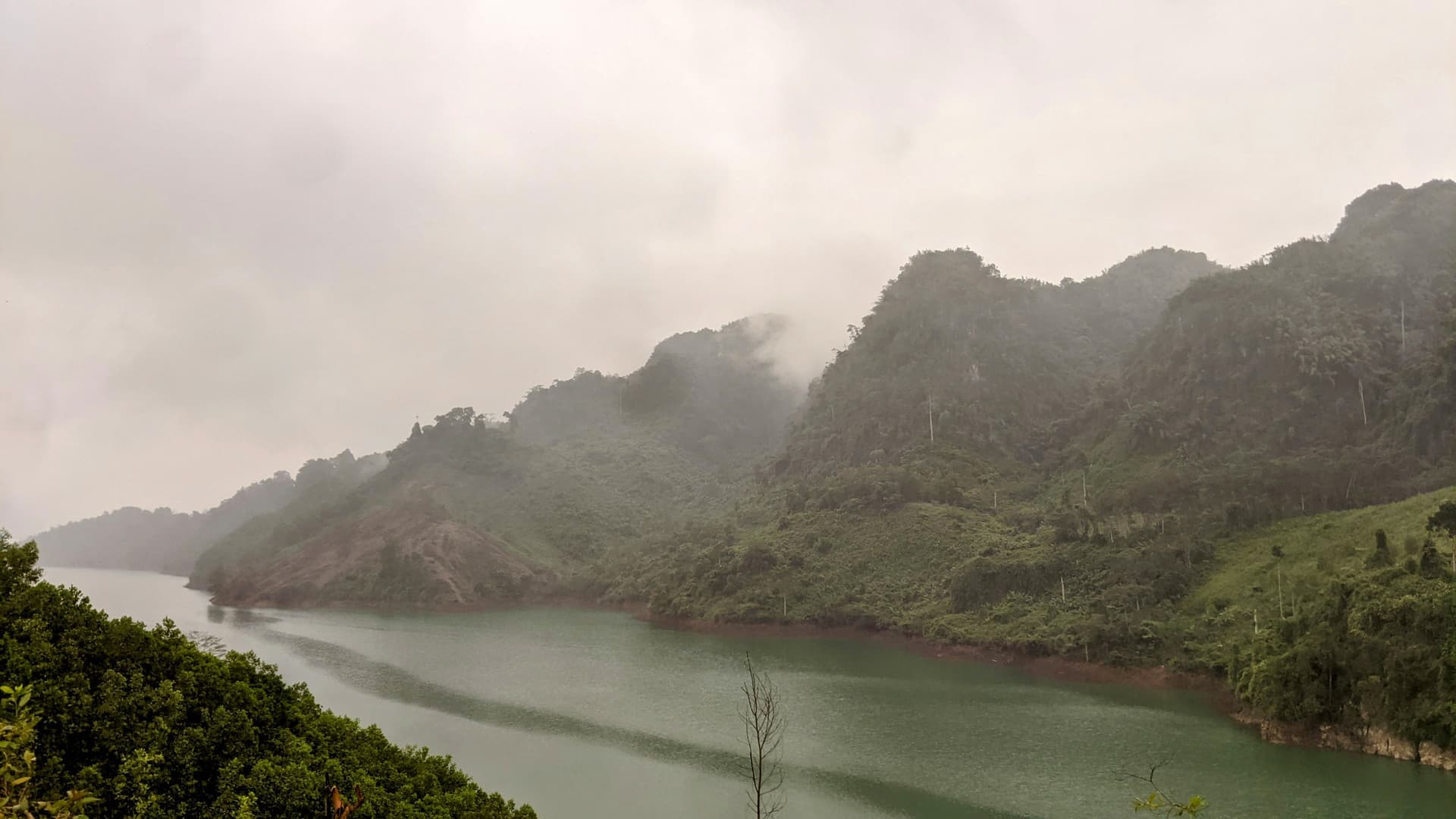 Hồ Thủy Điện A Vương