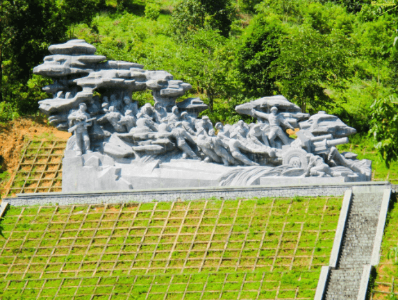 Tượng Đài Kéo Pháo - Điện Biên