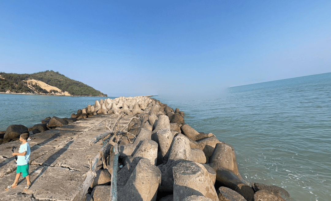 Bờ kè chắn sóng Đề Gi