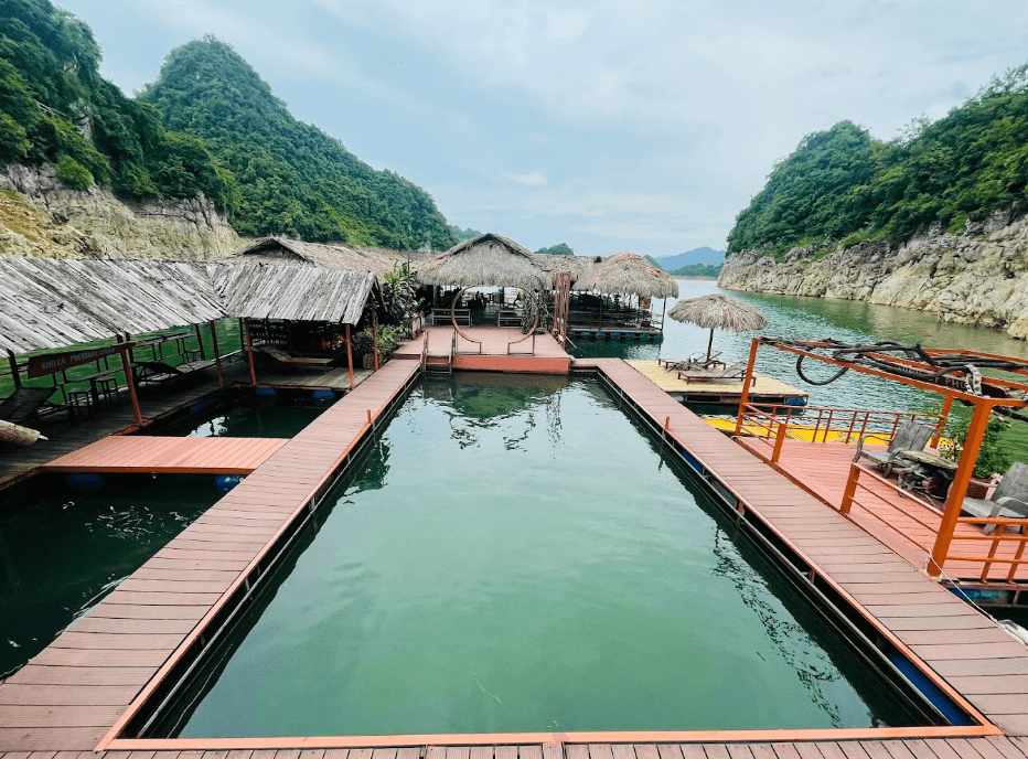 Nhà hàng nổi Vịnh Uy Phong - Quỳnh Nhai - Sơn La
