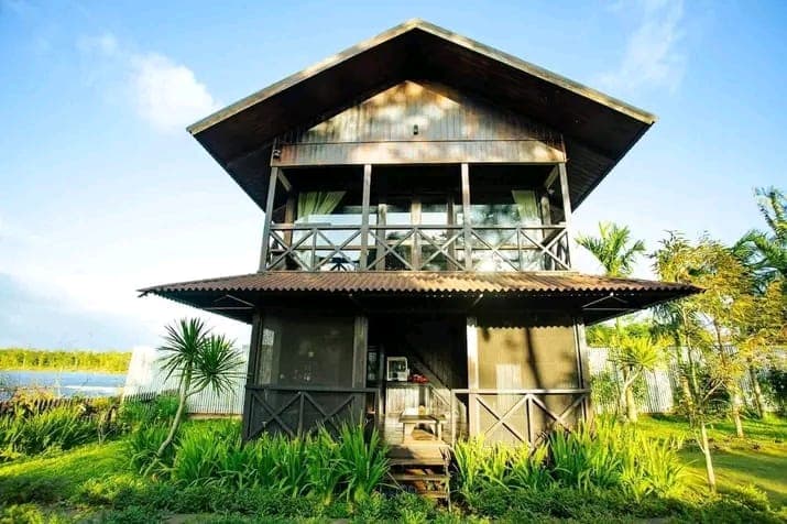 Nhà Bên Hồ