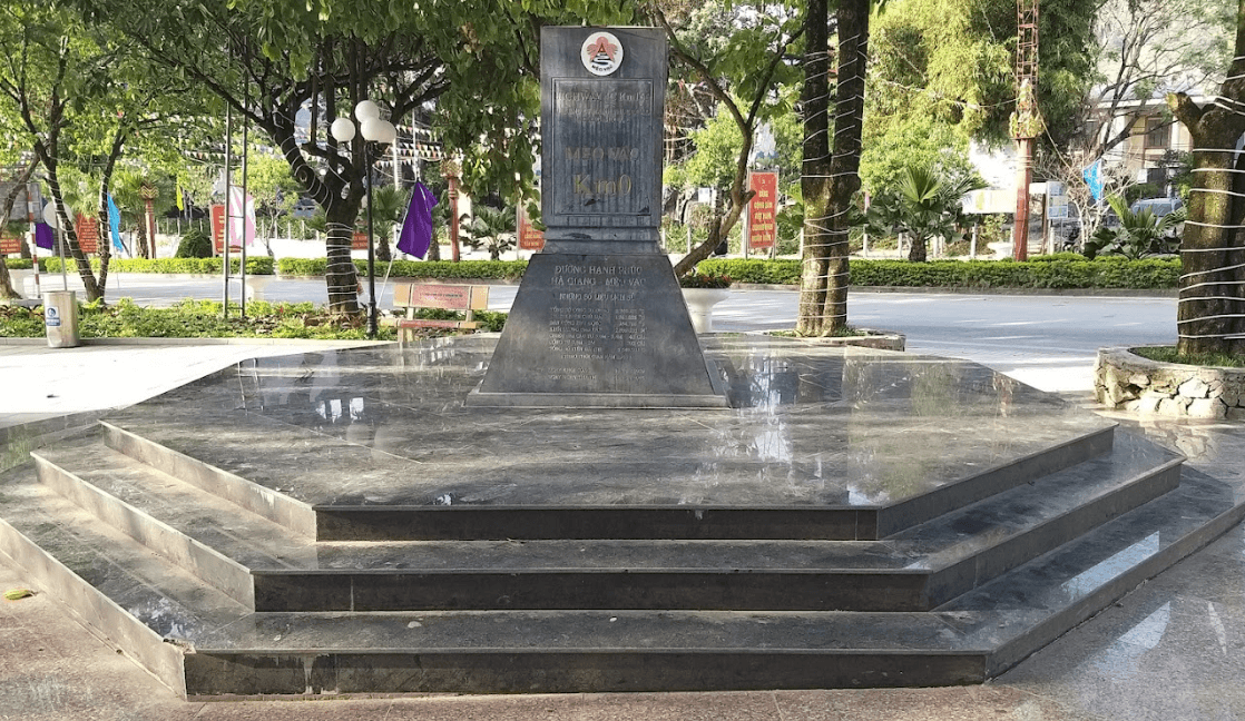 Bia tưởng niệm Đường Hạnh Phúc