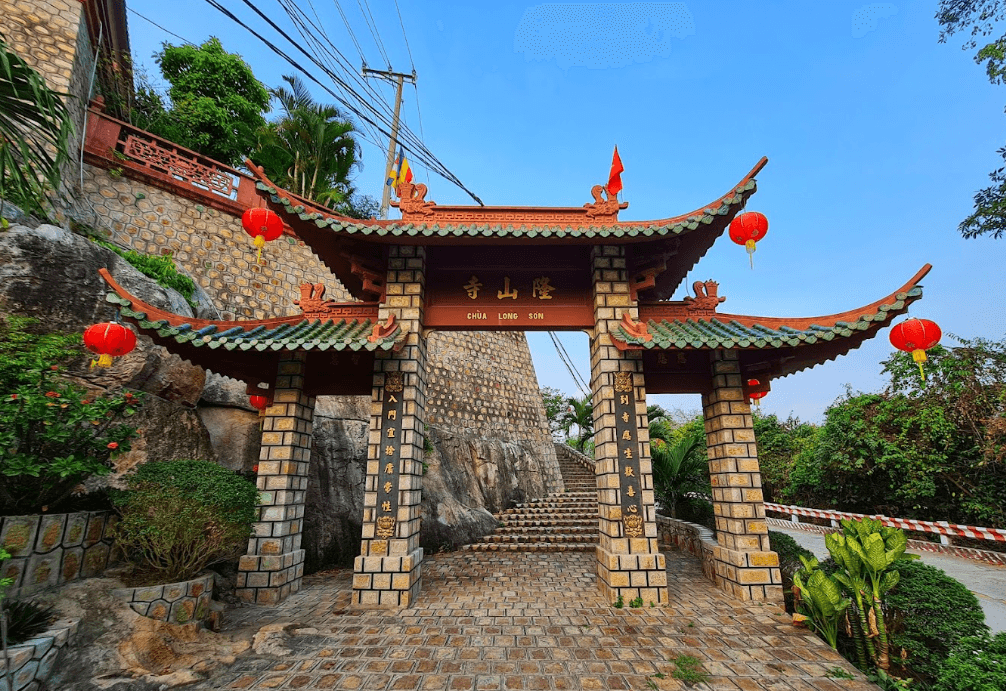 Chùa Long Sơn Núi Sam
