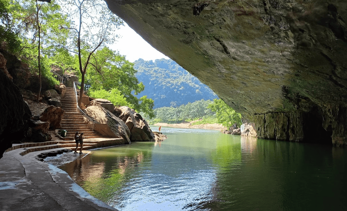 Bến thuyền Phong Nha