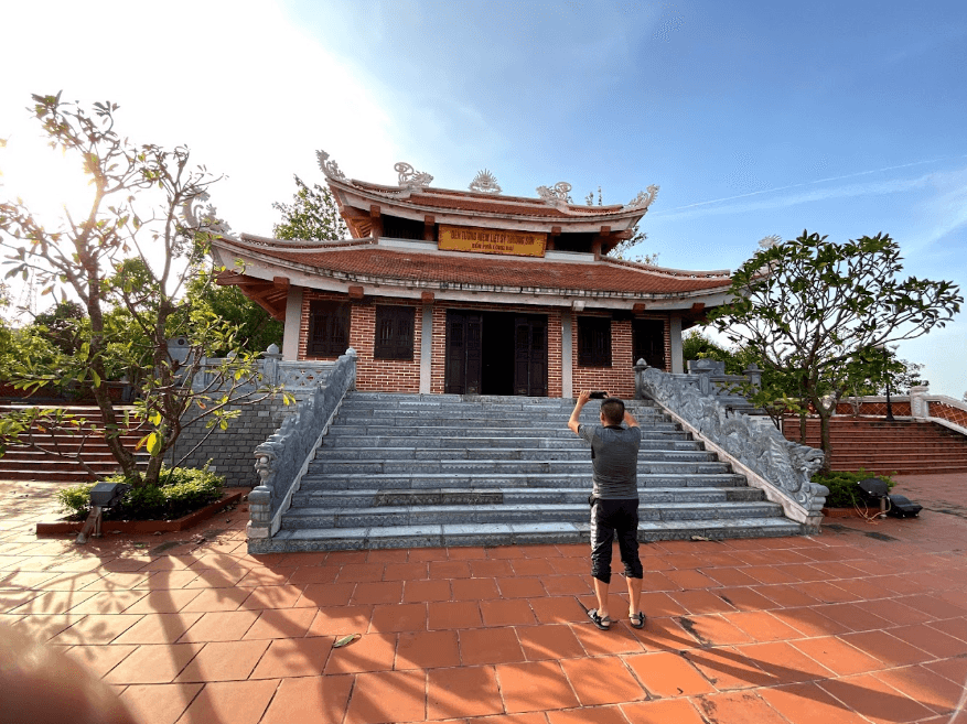 Đền Tưởng Niệm Liệt Sĩ Trường Sơn Bến Phà Long Đại - Quảng Ninh - Quảng Bình