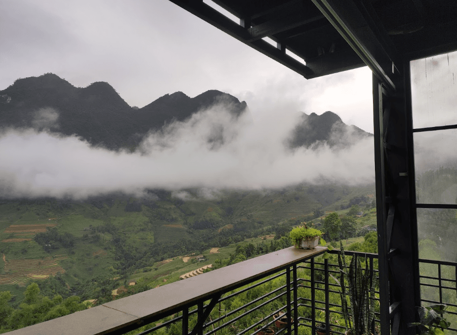 Điểm tham quan (attractions) - Quán ăn (restaurant)- View đẹp ngắm cảnh (Nice view to admire the scenery)