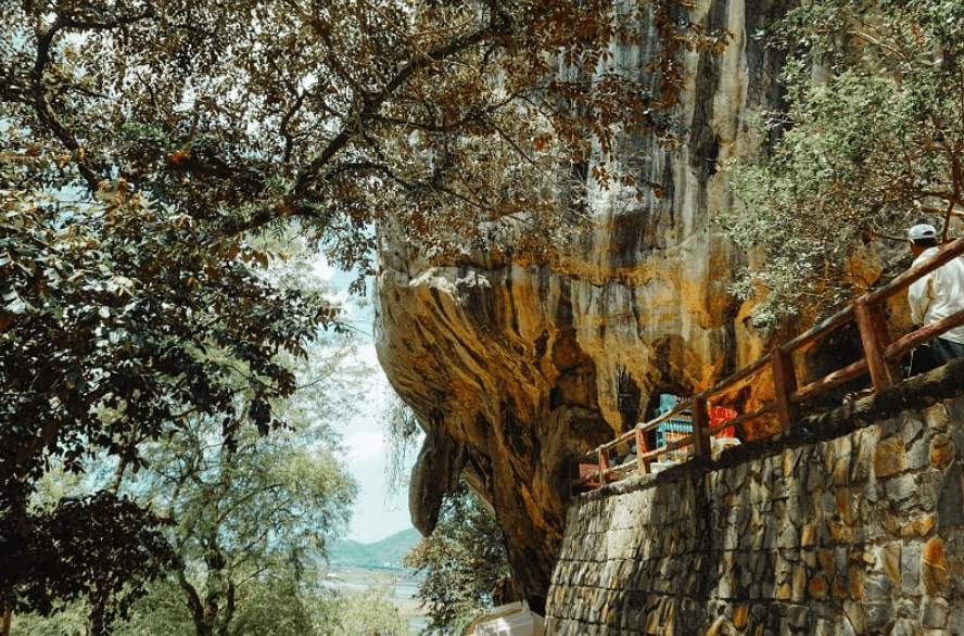 Bãi xe khu du lịch Thạch Động - Hà Tiên - Kiên Giang