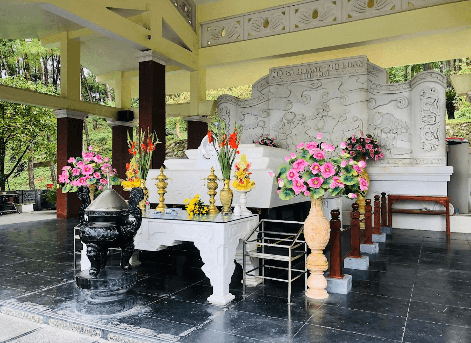 Mộ Bà Hoàng Thị Loan - Nam Đàn - Nghệ An