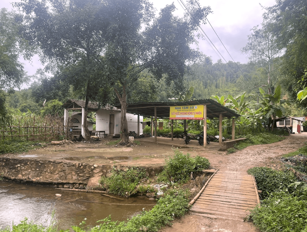 Suối nước nóng bản Bon