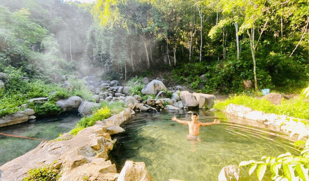 Suối nước nóng Đạ Long